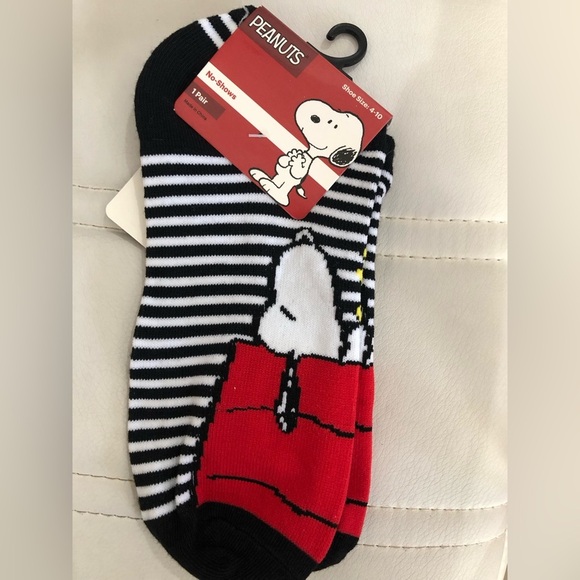 2 pairs Peanuts snoopy red striped‎ black & white no show socks new FREE - Picture 3 of 4